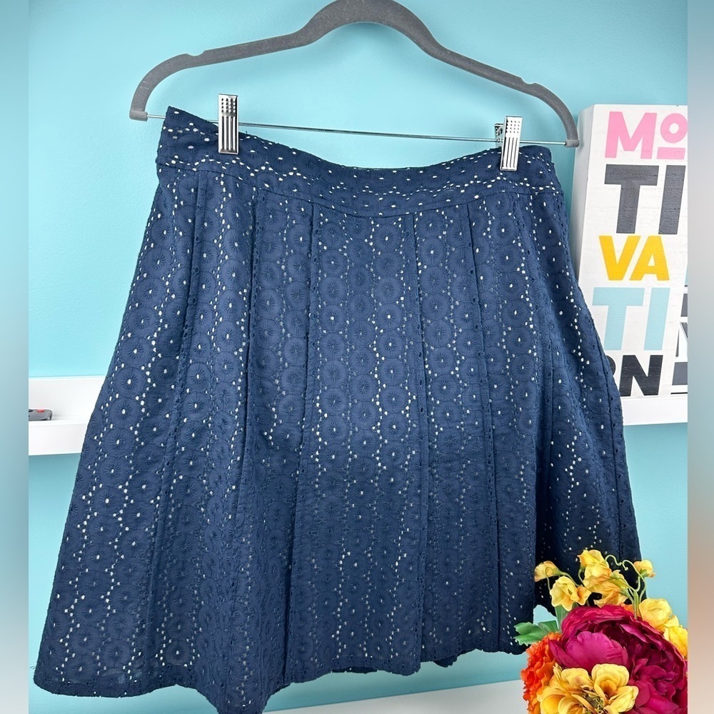 Ann Taylor A line cotton embroidery navy skirt, size 8P, excellent condition